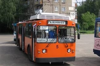 В Рыбинске из-за долгов за электричество встали троллейбусы.